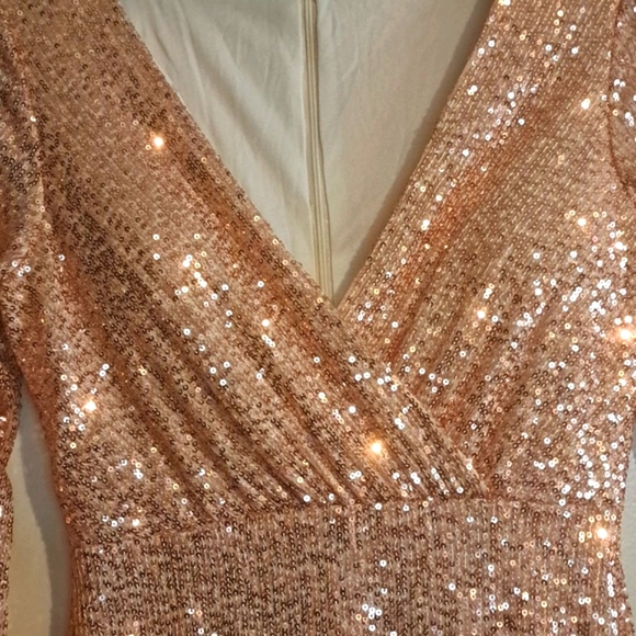 XUCTHHC Gold Sequin lined gown with Slit Long Sleeves to Cuff NWT Size M - Picture 4 of 11